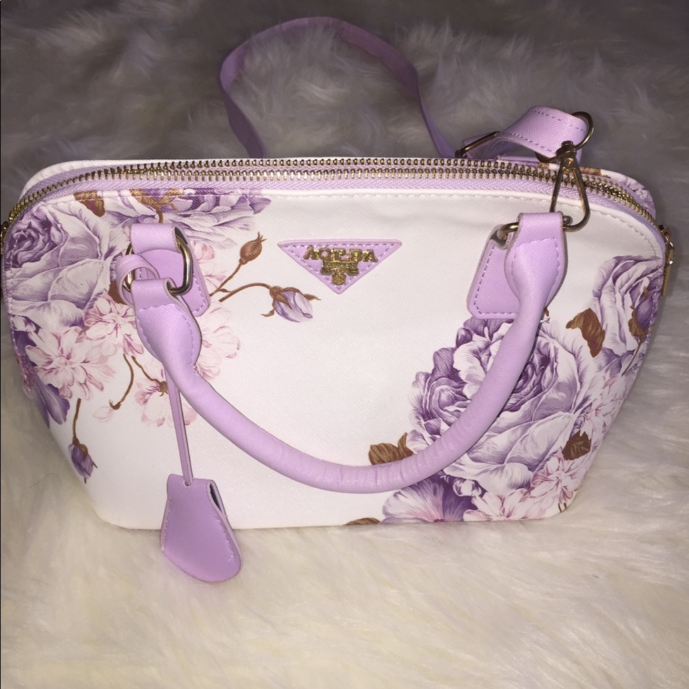 Lavender Purse with Attachable Shoulder Strap - Picture 2 of 4